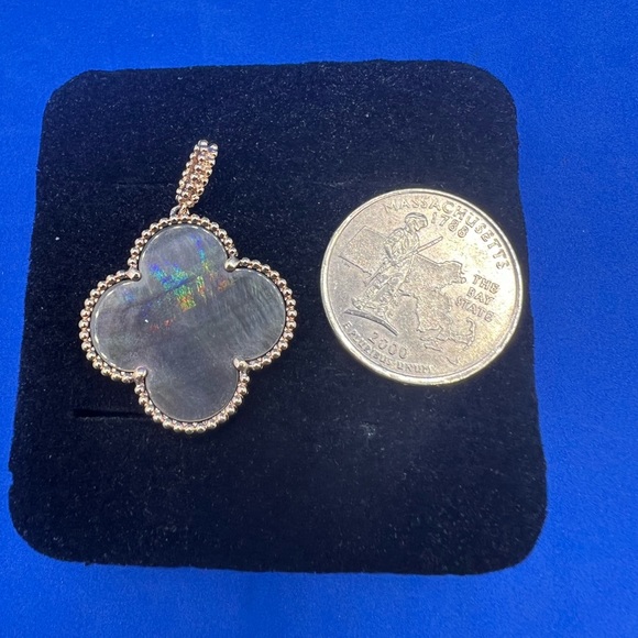 COPY - Flower Pendant VCA - Picture 3 of 7